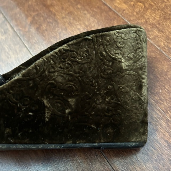 Donald J. Pliner Couture Whimsigoth Green Velvet and Leather Wedge Shoes, Size 8 - Picture 11 of 14